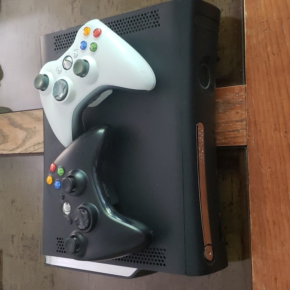 Xbox 360 Eliete 120GB HDD, two controllers, power cable and USB connection cable